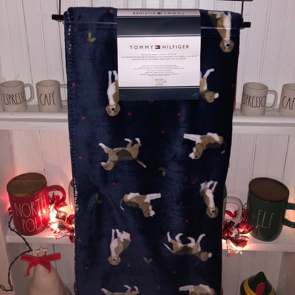 SOLD**Tommy Hilfiger beagle sherpa blanket**SOLD - Picture 2 of 4